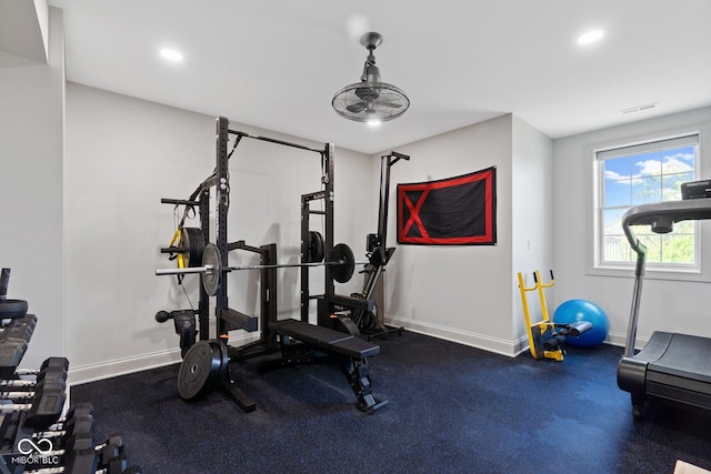 workout room featuring recessed lighting, visible vents, and baseboards