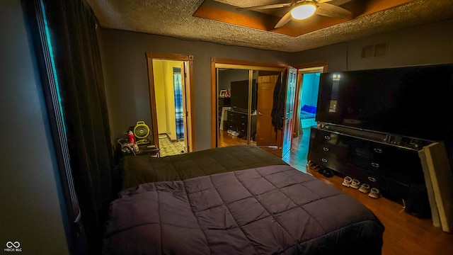 bedroom featuring ceiling fan, a textured ceiling, and a closet