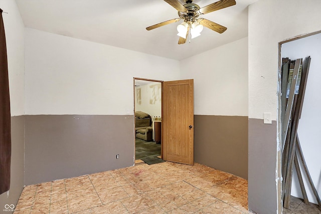 unfurnished bedroom with ceiling fan and a closet