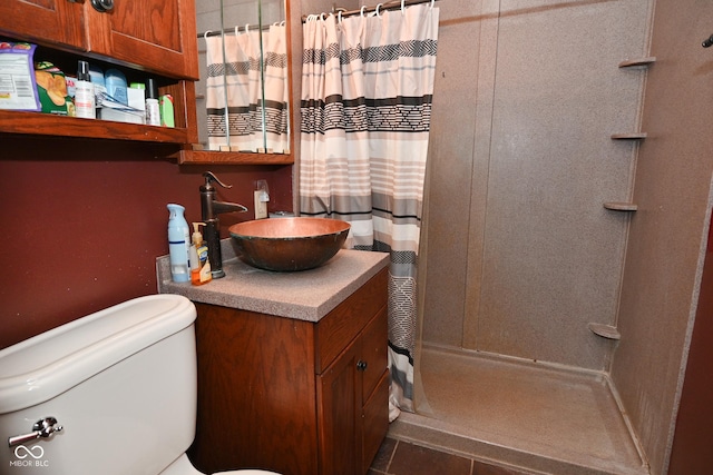 bathroom with curtained shower, toilet, and vanity