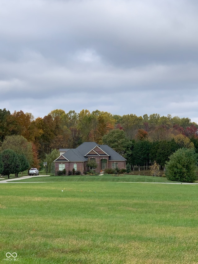 view of front of house featuring a front lawn