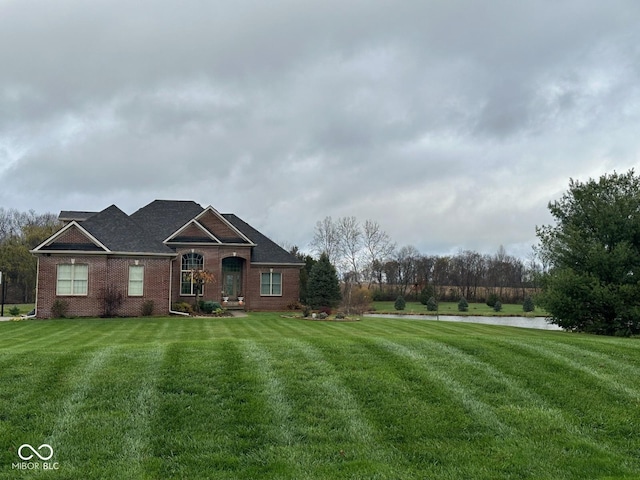 view of front of property featuring a front yard