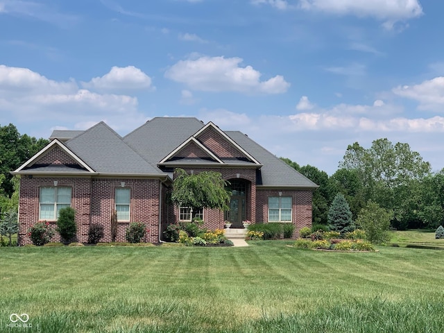 view of front of home featuring a front yard