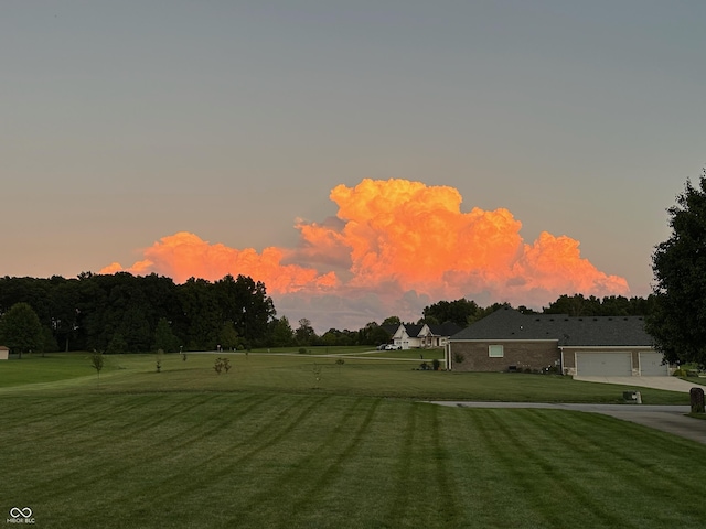 view of yard at dusk