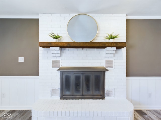 interior details with hardwood / wood-style flooring