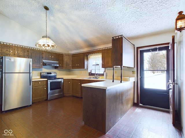 kitchen featuring lofted ceiling, decorative light fixtures, a notable chandelier, kitchen peninsula, and stainless steel appliances