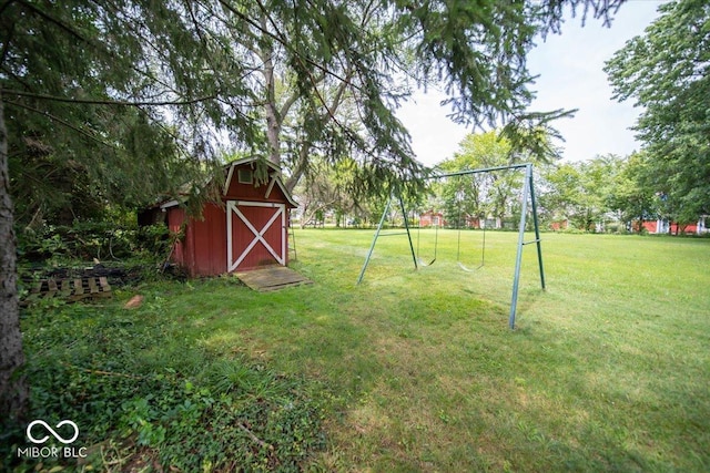 view of yard featuring a shed