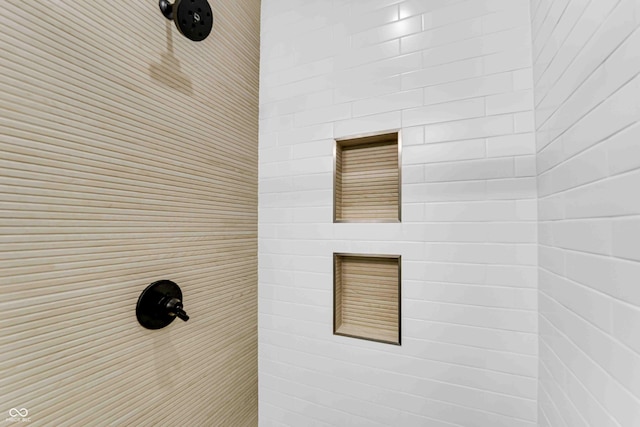 details featuring tiled shower