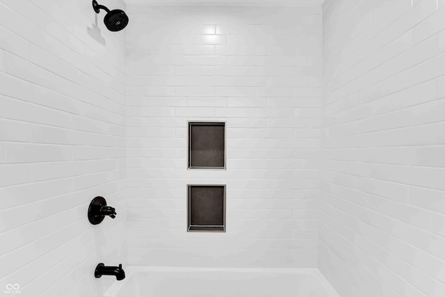 bathroom with tiled shower / bath