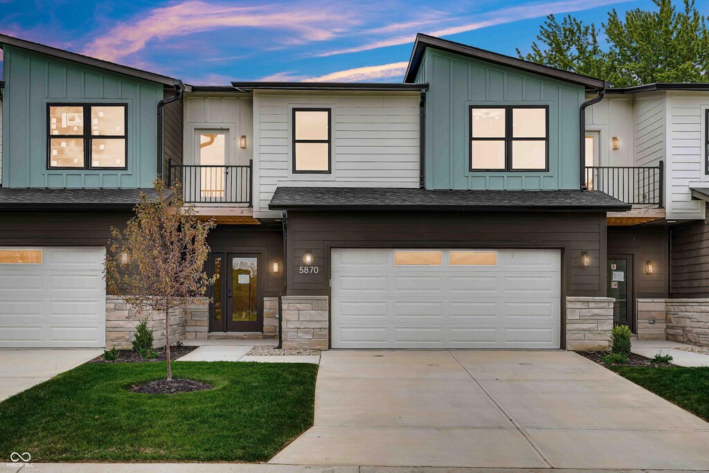 view of front of property featuring a garage