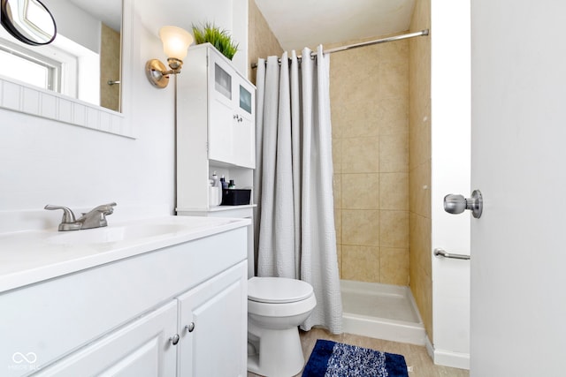 bathroom with toilet, a shower with curtain, and vanity