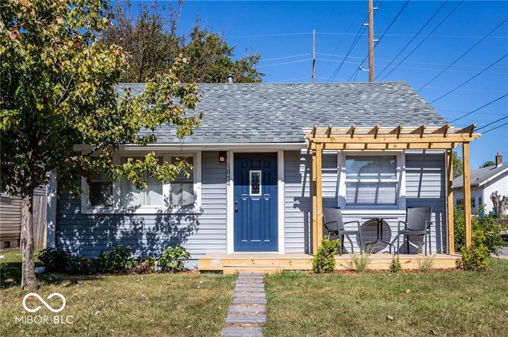 view of front of home with a front lawn