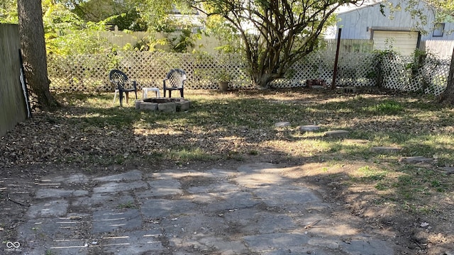 view of yard featuring an outdoor fire pit