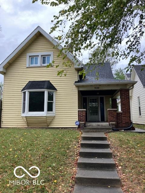 view of front of house featuring a front lawn