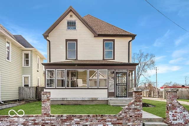 front facade featuring a front yard