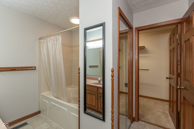 full bath with baseboards, visible vents, shower / tub combo with curtain, and a textured ceiling