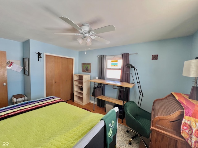 bedroom with hardwood / wood-style flooring, ceiling fan, and a closet