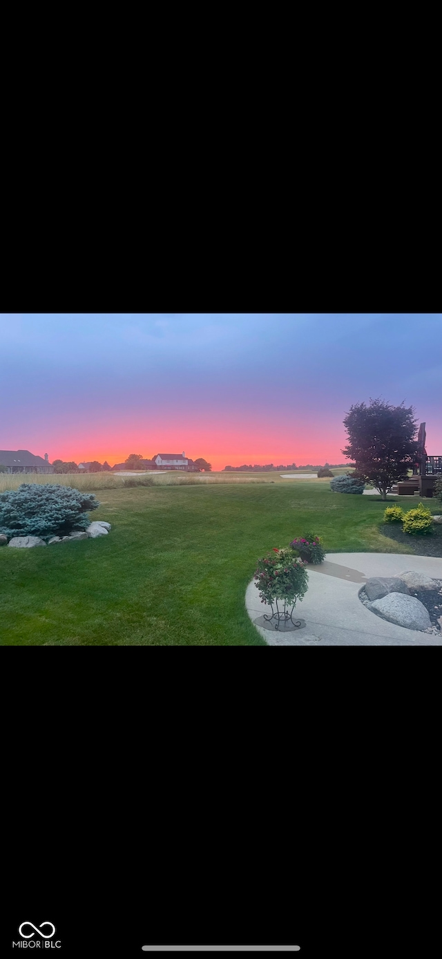 view of yard at dusk