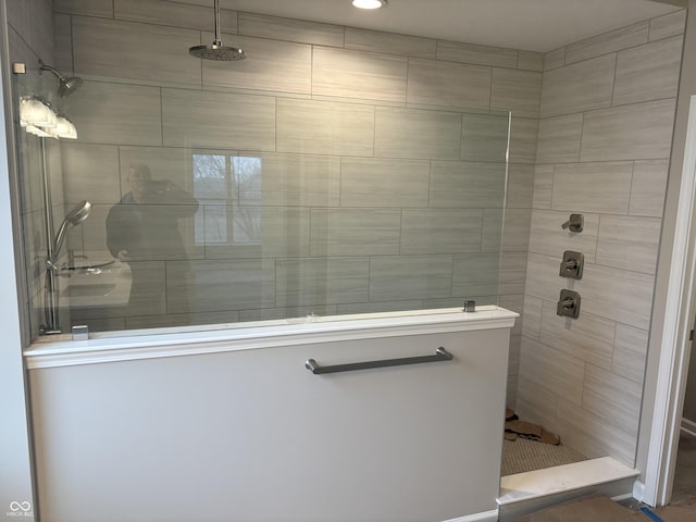 bathroom featuring a tile shower