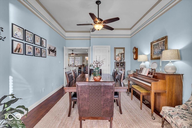 dining area featuring ceiling fan, hardwood / wood-style floors, and crown molding