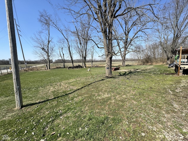 view of yard featuring a rural view