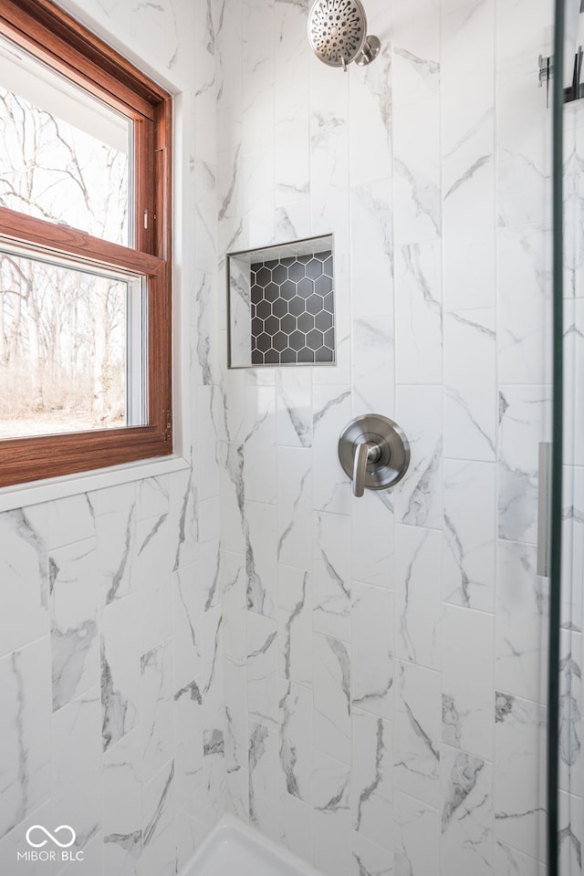 bathroom featuring a tile shower