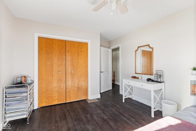 bedroom with dark hardwood / wood-style floors, ceiling fan, and a closet