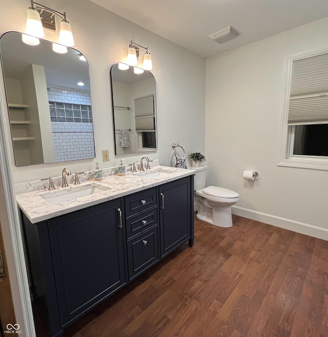 full bathroom featuring wood finished floors, a sink, toilet, and baseboards