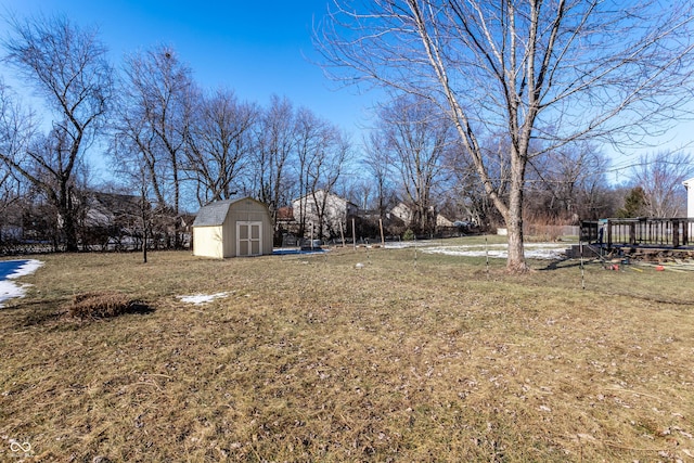 view of yard featuring a storage shed