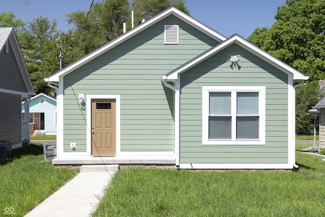 1407 N Pershing Ave, Indianapolis, IN 46222 - view of front of home with a front lawn