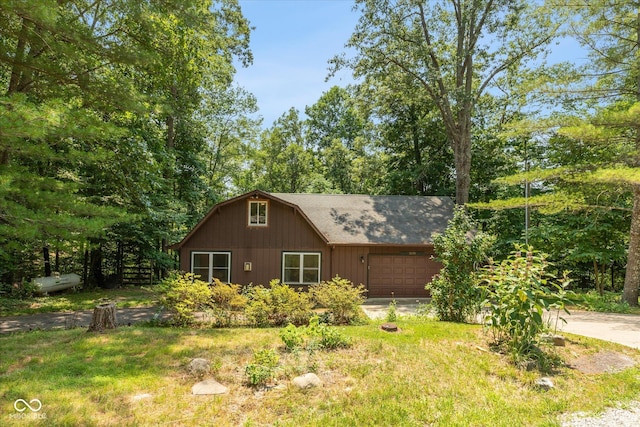 view of front facade featuring a garage and a front lawn