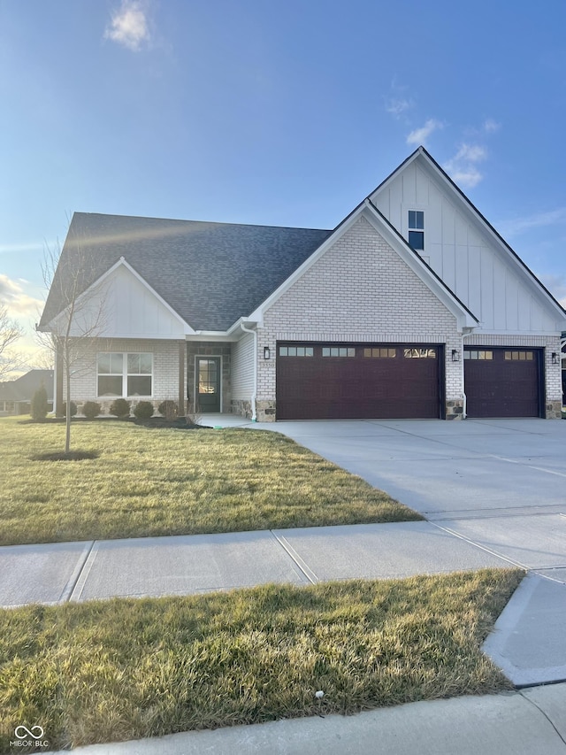 view of front of home featuring a garage and a front yard