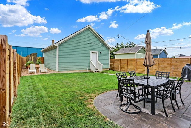 view of yard featuring a patio area