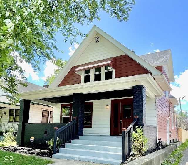 view of front of property featuring covered porch