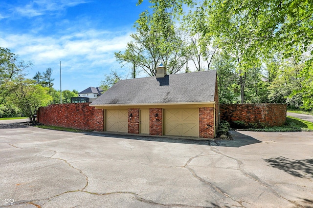 8602 Frontgate Ln, Indianapolis, IN 46256 - detached garage with fence