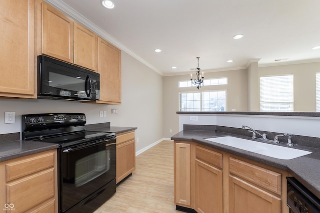 kitchen with sink, hanging light fixtures, ornamental molding, black appliances, and light wood-type flooring