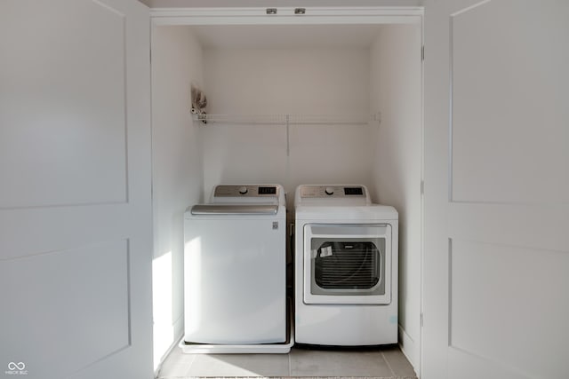 laundry room with light tile patterned floors and independent washer and dryer