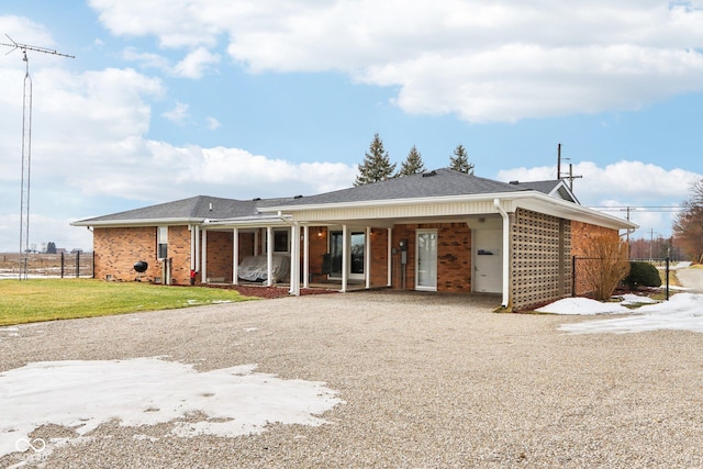 view of front facade featuring a front yard