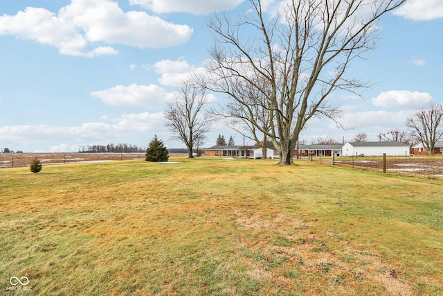 view of yard featuring a rural view