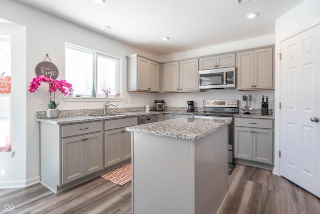 kitchen featuring sink, gray cabinetry, dark hardwood / wood-style floors, a kitchen island, and stainless steel appliances