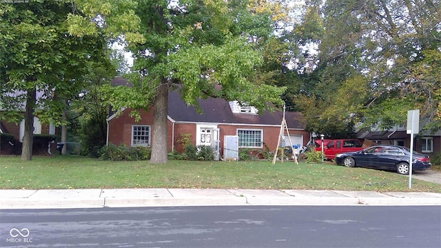 view of front of property featuring a front lawn