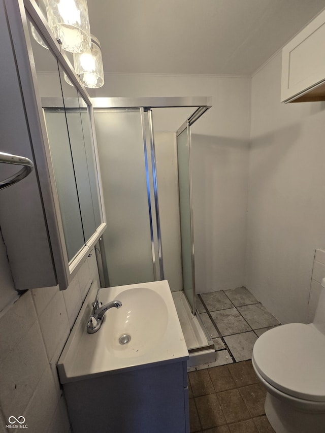 bathroom with a shower with door, vanity, and toilet