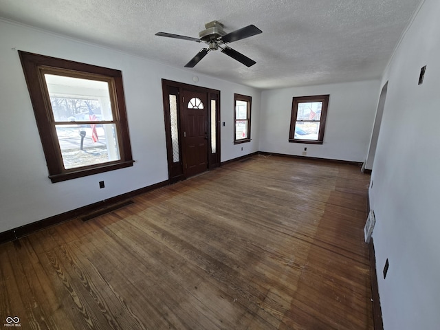 entryway featuring dark wood-type flooring, ceiling fan, and a textured ceiling