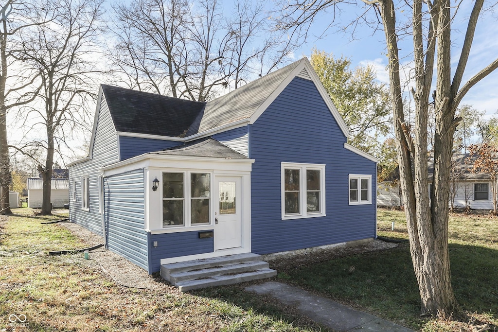 view of front facade with a front yard