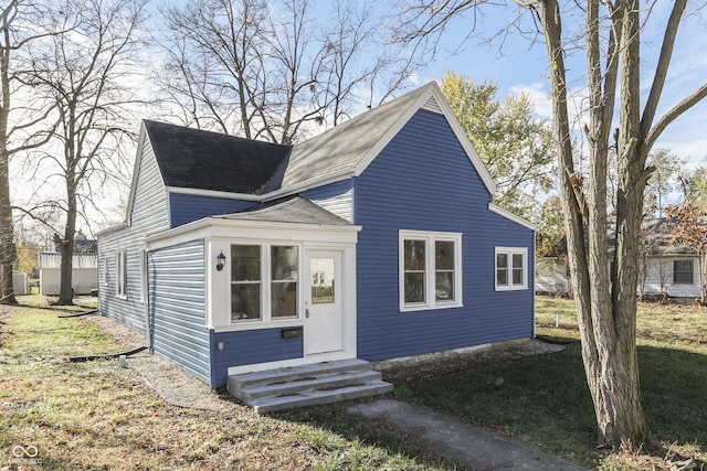 view of front facade with a front yard