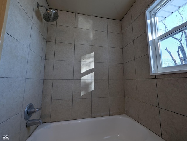 bathroom with tiled shower / bath