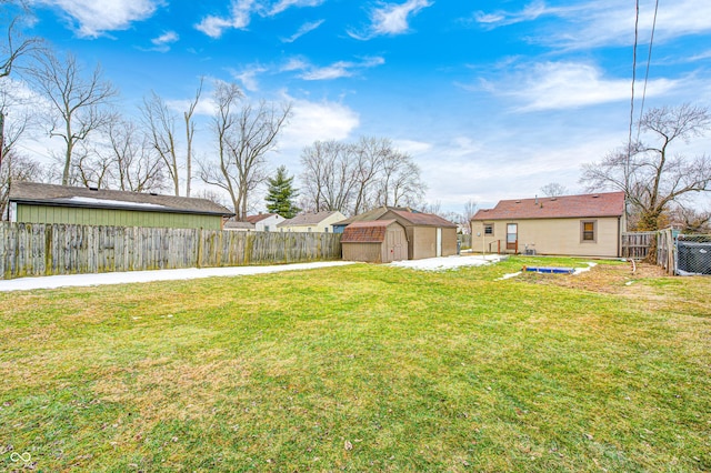 view of yard with a storage unit