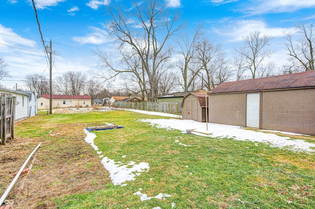 view of yard featuring a shed