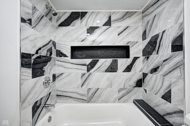 bathroom with tiled shower / bath