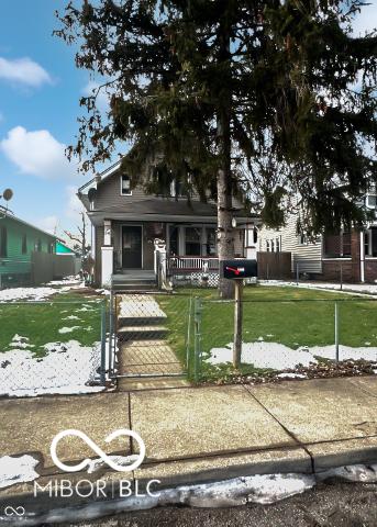 view of front of property featuring covered porch and a front yard